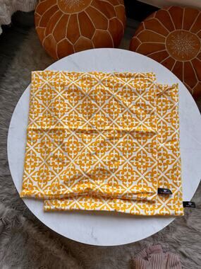 Newport Set of 2 Yellow White Flocked Geometric 20x20 Throw Pillow Covers Zip